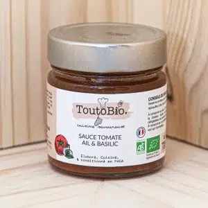 Plongez dans la simplicité délicieuse de notre sauce tomate aux accents d'ail et de basilic. Une combinaison parfaite qui ajoute une touche méditerranéenne à vos repas de pâtes. Préparée avec des tomates mûries au soleil, de l'ail fraîchement haché et des feuilles de basilic aromatiques, elle capture l'essence même de la cuisine italienne traditionnelle. Les ingrédients sont cuits lentement pour libérer leurs saveurs naturelles. Et créer une sauce riche et savoureuse qui se marie parfaitement avec des pâtes al dente. Que vous l'utilisiez comme base pour vos pizzas maison, comme sauce pour des plats de viande ou simplement pour sublimer des légumes grillés. Notre sauce tomate à l'ail et au basilic est un incontournable de la cuisine méditerranéenne.