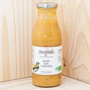 Plongez dans la chaleur réconfortante de l'hiver avec notre soupe 5 légumes, une symphonie de saveurs préparée méticuleusement avec des légumes de cette saison hivernale. Cette soupe copieuse et nourrissante est un véritable festival de légumes frais et savoureux, mijotés dans un bouillon aromatique pour libérer toutes leurs saveurs naturelles. Chaque cuillerée offre une explosion de couleurs et de textures, des carottes sucrées aux navets terreux, en passant par les poireaux fondants et les pommes de terre crémeuses. Agrémentée d'herbes fraîches et d'épices douces, cette soupe est une invitation à savourer les plaisirs simples et réconfortants de la cuisine maison. Parfaite pour se réchauffer après une journée froide, notre soupe 5 légumes est un choix sain et délicieux pour toute la famille.