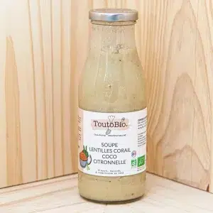 Plongez dans l'explosion de saveurs avec cette soupe, une fusion exotique où la richesse des lentilles corail se marie à la douceur de la noix de coco. Inspirée des saveurs asiatiques, cette soupe lentilles corail offre une combinaison unique de douceur et de piquant. Créant ainsi une expérience gustative exquise et inattendue. Les lentilles corail, riches en protéines et en fibres, sont mijotées avec du lait de coco crémeux et parfumé à la citronnelle fraîche. Parfaite pour ceux qui recherchent une alternative végétarienne copieuse et pleine de saveurs. Cette soupe est une véritable célébration des ingrédients simples et des épices aromatiques.