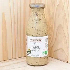 Plongez dans la fraîcheur du printemps avec notre velouté de courgettes, concocté avec des légumes de saison sélectionnés avec soin. Une soupe délicieuse qui met en valeur la saveur de la nature. Ce velouté crémeux et raffiné capture la fraîcheur délicate des courgettes fraîchement récoltées. Offrant une expérience gustative légère et pleine de vitalité. Les courgettes sont doucement mijotées pour préserver leur texture tendre et leur goût subtil, tandis que les herbes aromatiques ajoutent une touche de complexité à chaque cuillerée. Que vous l'appréciiez chaude pour vous réchauffer lors d'une soirée fraîche ou froide pour une option estivale rafraîchissante, notre velouté de courgettes est un véritable délice pour les sens.