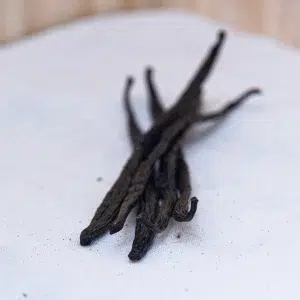 Découvrez nos gousses de vanille, un trésor aromatique qui offre une saveur suave et florale à vos créations culinaires. Récoltées avec soin, ces gousses de vanille sont idéales pour parfumer les desserts, les pâtisseries et les boissons. Chaque gousse, riche en graines noires et parfumées, diffuse un arôme doux et élégant qui enrichit vos recettes de délicates nuances vanillées. Parfaites pour infuser dans les crèmes, les glaces et les sauces. Ou pour être grattées et intégrées dans vos mélanges de pâtisserie, elles apportent une profondeur et une finesse incomparables à vos préparations. Découvrez comment cet ingrédient noble peut transformer vos créations en véritables chefs-d'œuvre gastronomiques. En ajoutant une touche de sophistication et de richesse aromatique.