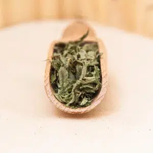 La verveine, avec ses feuilles étroites et son arôme citronné, charme par son élégance subtile et son effet apaisant. Cette plante aromatique, souvent utilisée dans les infusions, offre une expérience rafraîchissante et relaxante, parfaite pour un moment de calme après une longue journée. Son parfum citronné doux et sa saveur délicate ajoutent une touche de fraîcheur à vos boissons chaudes, et ses propriétés bienfaisantes favorisent une digestion harmonieuse et un sommeil réparateur. La feuille de verveine se distingue par sa capacité à transformer une simple tasse de tisane en un instant de sérénité, offrant un répit bienvenu au milieu du quotidien.