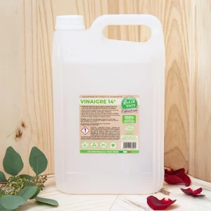 Le vinaigre 14 est un produit polyvalent aux multiples usages pour la cuisine, la salle de bain et le jardin. Ce vinaigre, obtenu par une double fermentation alcoolique et acétique de liquides agricoles, se distingue par son absence de sulfites, ce qui peut entraîner une légère variabilité de couleur. Il est idéal pour assaisonner vos plats, nettoyer vos surfaces, ou comme ingrédient dans vos recettes de produits d'entretien faits maison. Sa concentration élevée en acide acétique en fait un allié puissant pour éliminer les taches, détartrer les appareils et désinfecter les surfaces. Ce vinaigre 14 est un produit naturel et économique pour diverses tâches ménagères.