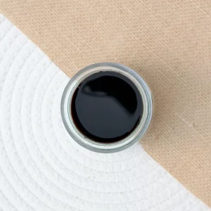 Notre vinaigre balsamique IGP de Modène incarne l'excellence italienne, bénéficiant d'une Indication Géographique Protégée. Vieilli avec soin dans des fûts en bois, ce vinaigre offre une saveur équilibrée, harmonieuse et complexe. Idéale pour rehausser vos salades, marinades et sauces. Chaque goutte de ce vinaigre révèle une profondeur d'arômes qui transporte instantanément vos papilles en Italie. En choisissant notre vinaigre balsamique IGP de Modène, vous optez pour un produit d'exception. C'est aussi le choix d'un produit respectueux des traditions artisanales italiennes, parfait pour apporter une touche d'authenticité et de sophistication à vos créations culinaires.