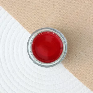 Notre vinaigre de vin rouge est l'allié parfait pour sublimer vos salades, magnifier vos marinades et déglacer vos viandes rouges. Élaboré à partir de vins de haute qualité, il se distingue par son profil aromatique riche et complexe. Sa légère acidité et ses notes fruitées ajoutent une dimension sophistiquée à vos plats, rehaussant leurs saveurs naturelles. Que ce soit pour un usage quotidien ou pour des occasions spéciales, notre vinaigre de vin rouge apporte une touche d'élégance et de raffinement à votre cuisine, transformant chaque repas en une véritable expérience gustative.