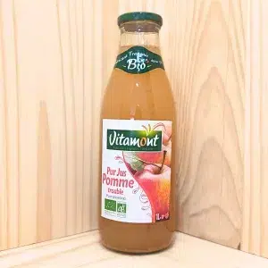 Le pur jus de pomme de Vitamont vous propose un jus de pomme bio, pur et naturel, élaboré à partir de pommes soigneusement choisies. Chaque gorgée de ce jus révèle la douceur et la fraîcheur des pommes mûries à point, offrant une expérience gustative authentique et réconfortante. Idéal pour accompagner vos petits-déjeuners ou pour une pause fruitée à tout moment de la journée, ce jus de pomme est riche en vitamines et en antioxydants naturels. Vitamont privilégie des méthodes de culture biologiques, garantissant un produit respectueux de l'environnement et de votre santé. Profitez de ce jus de pomme pour une pause délicieuse et saine, célébrant les saveurs simples et naturelles des fruits cueillis à maturité.