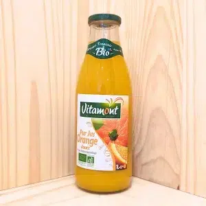 Le pur jus d’orange de Vitamont vous offre un jus d'orange bio 100% pur et rafraîchissant. Élaboré à partir d'oranges mûries sous le soleil, chaque gorgée capture l'intensité et la vitalité des agrumes. Ce jus est idéal pour commencer la journée avec une explosion de saveurs naturelles et une dose revitalisante de vitamine C. Sans sucre ajouté ni conservateurs, il préserve toute la pureté et l'authenticité des oranges fraîches. Vitamont s'engage à sélectionner des oranges issues de l'agriculture biologique, garantissant un produit respectueux de l'environnement et de votre santé. Savourez ce jus d'orange pour une expérience gustative authentique, parfaite pour réveiller vos papilles et apporter une touche de soleil à votre quotidien.